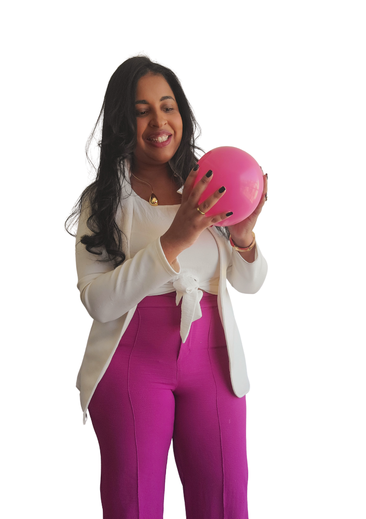 Sua mentora Viviarteira segurando um balão rosa